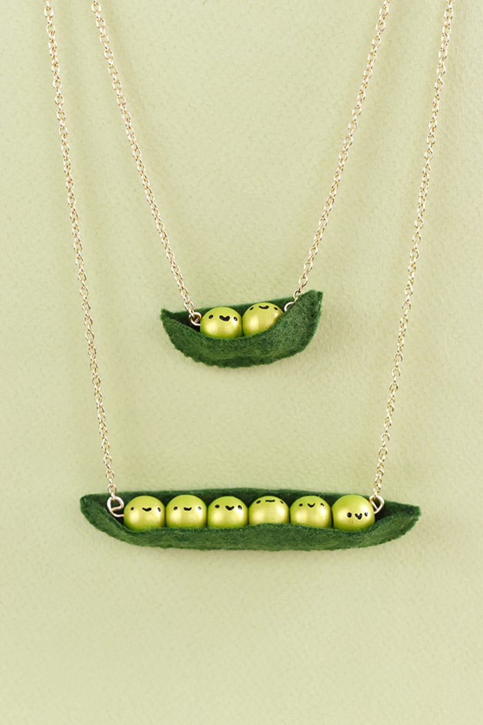 joli collier fantaisie petits pois à deux rangs réalisé avec des perles en bois peints en vert et un bout de feuitrine, idee cadeau fete des meres à fabriquer soi-même en peu de temps