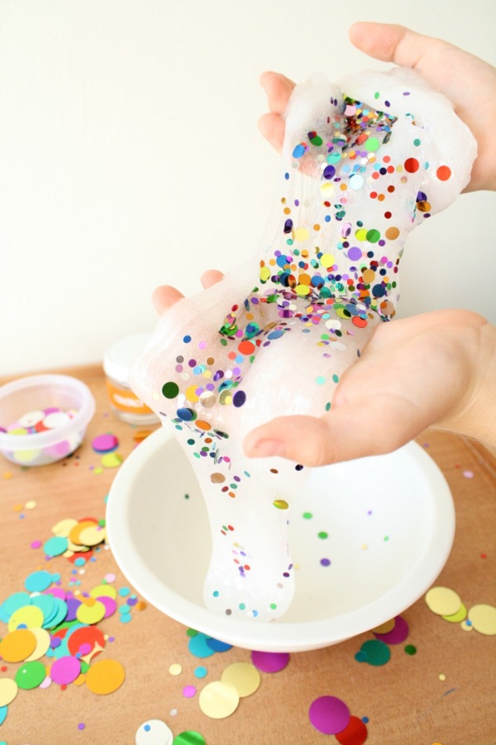 comment faire de slime à confettis ronds avec de la colle transparente, idée d'activité d'anniversaire ludique et créative