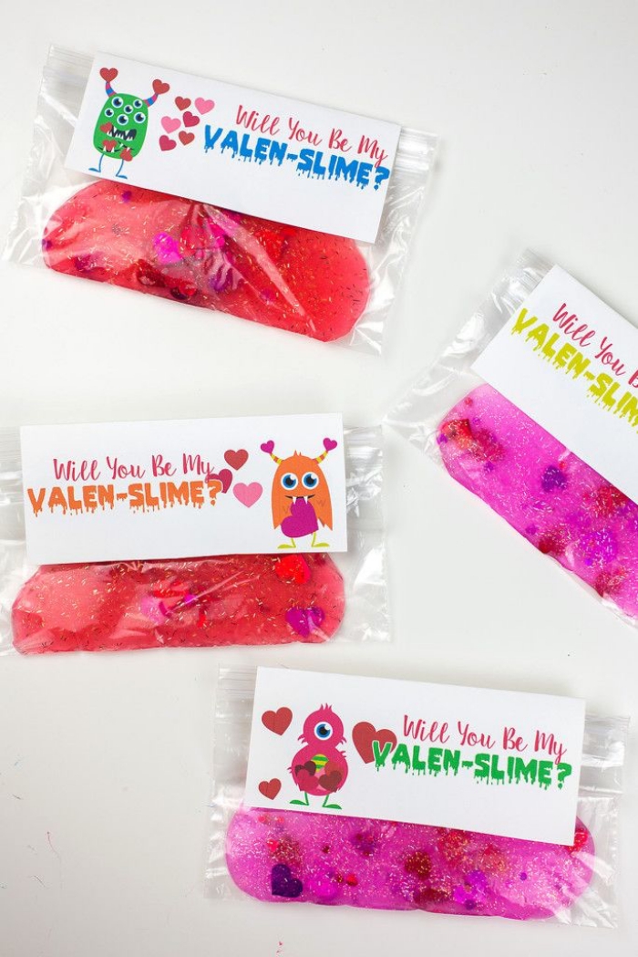 idée originale de petits cadeaux pour la saint-valentin à fabriquer avec les enfants, recette slime rose avec des paillettes coeurs pour en faire des sachets de slime