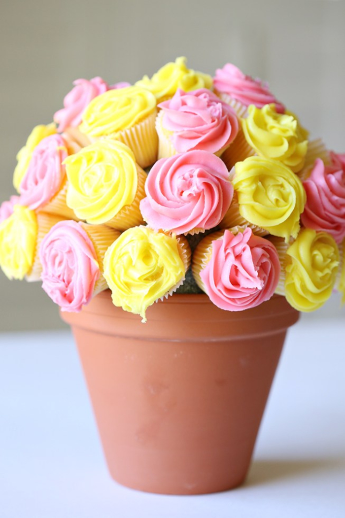 des cupcakes au glaçage rose et jaune dans un pot pour remplacer le bouquet traditionnel pour la fête des mères, idee cadeau fete des mères gourmand