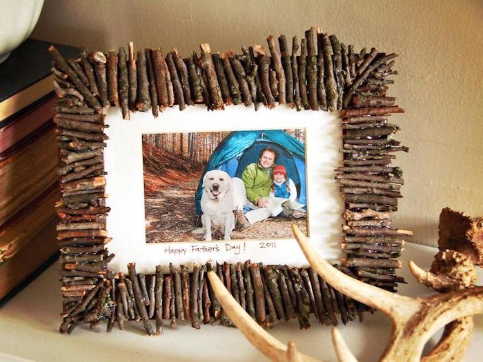 comment faire un cadre photo décoré de brindilles d arbre avec une photo de famille père et fils, cadeau fete des peres original