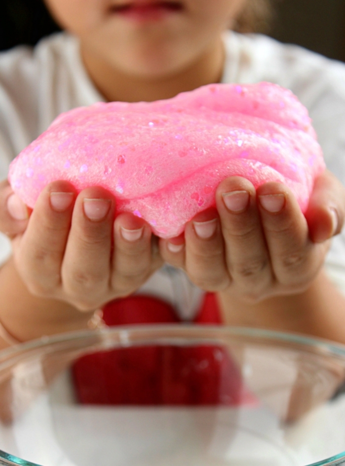comment faire du slime avec de la colle et de la solution pour lentilles, recette de pâte à slime rose pailleté spécial saint-valentin