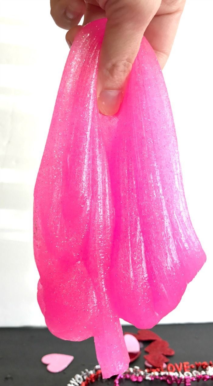 idée de bricolage amusant spécial saint-valentin à faire avec les enfants, recette diy pour fabriquer du slime rose fluo à paillettes 