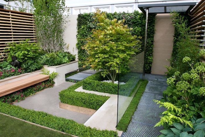 mur végétal extérieur, banc en bois, clôture bois et béton, revetement sol en béton, plusieurs végétaux verts