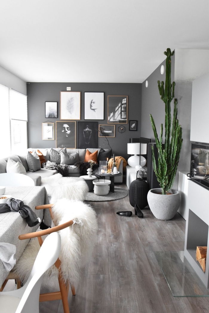 déco de style boho chic et esprit nordique dans un salon aux murs gris clair avec plafond blanc et meubles en bois