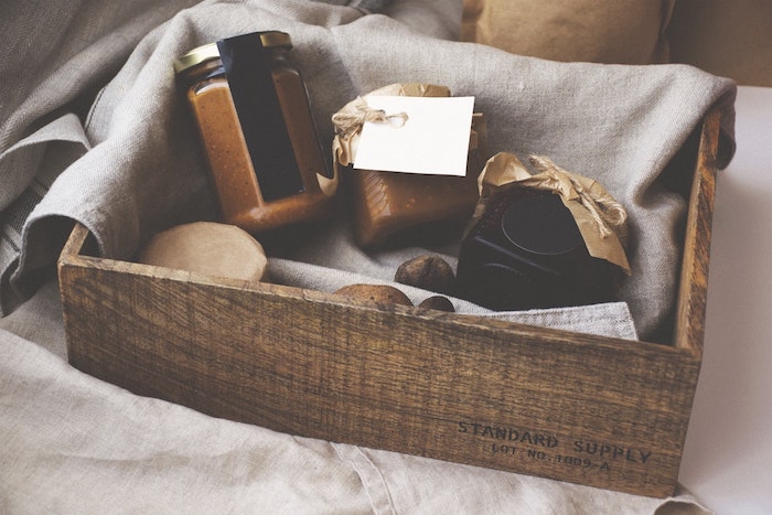 Simple et utile cadeau de crémaillère idée cadeau crémaillère boite cadeau sympa tahini jam et miel dans boite de rangement bois