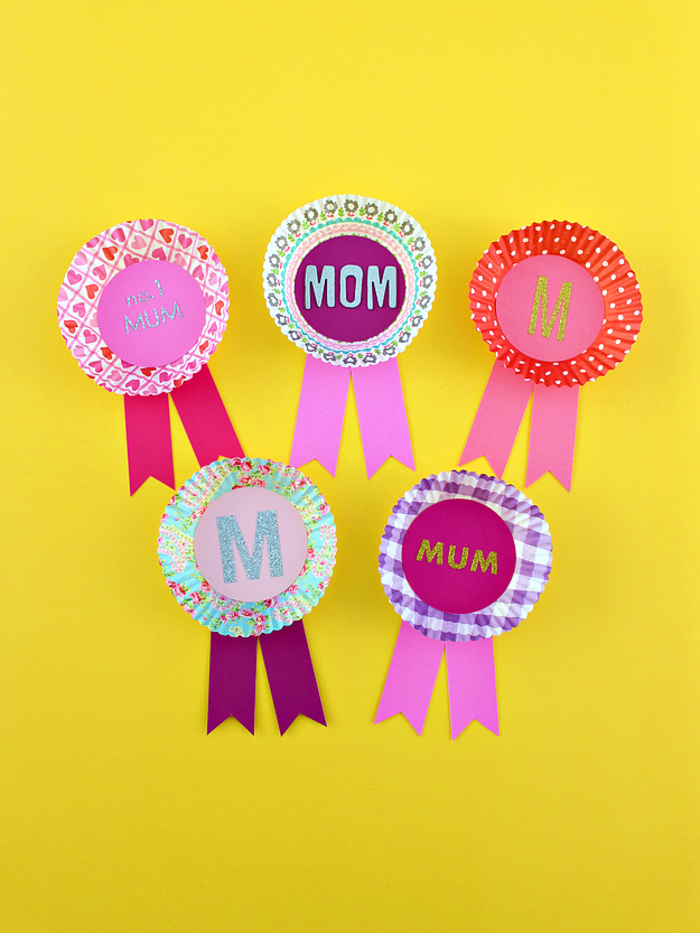 idée de bricolage fête des mères pour tout petit, des médailles spécial fête des mères réalisées avec des caissettes pour muffins