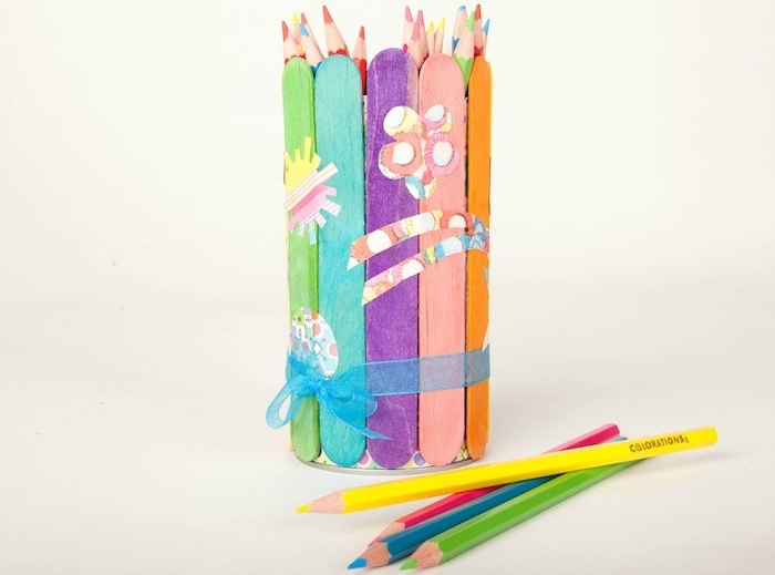 bricolage fête des pères pour tout petit en batonnets de glace colorés et réunis dans un pot a crayon customsié de motifs papier