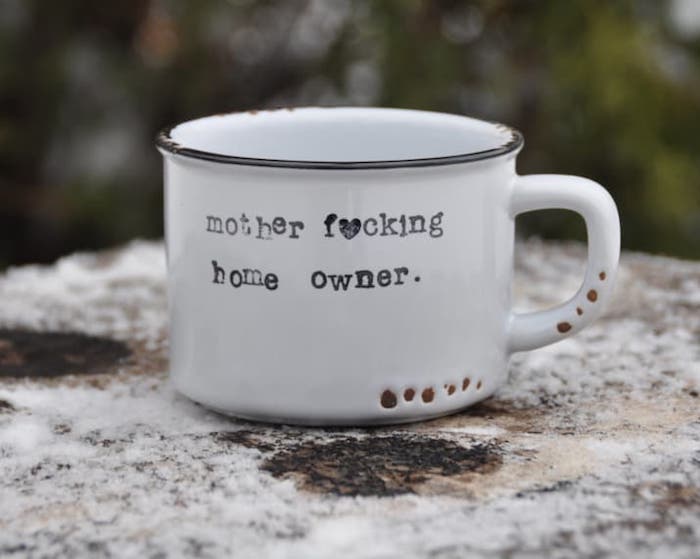 Humoresque cadeau emménagement rigolote idée cadeau crémaillère housewarming tasse qui indique le proprietaire
