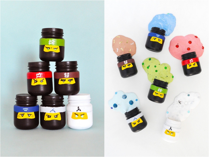 idée originale de cadeaux d'invités sur le thème lego ninjago, des pots en verre repeints et personnalisés contenant du slime, recette slime coloré avec de petites décorations