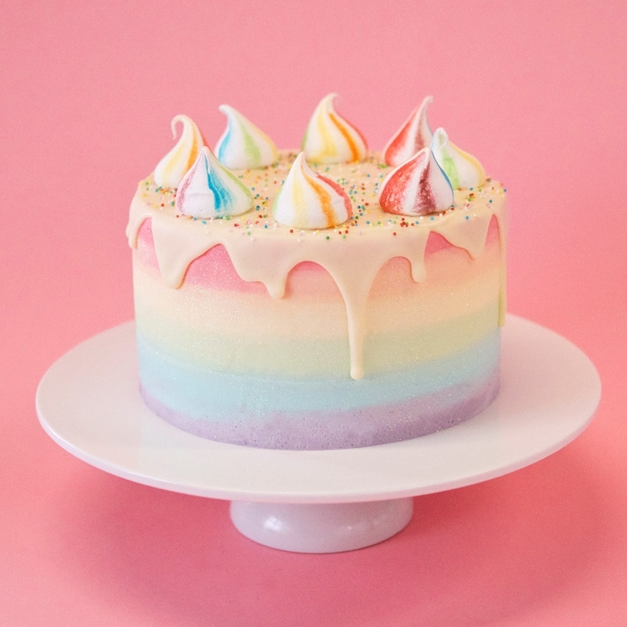 comment faire un gateau licorne en couleurs pastel et au glaçage coulant de chocolat blanc, idée originale pour un gâteau d'anniversaire fille façon rainbow cake décoré de mini-meringues