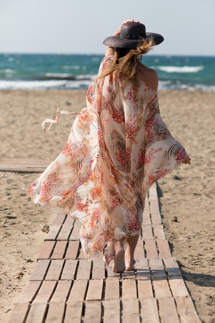 choisir un kimono de plage de style boho chic, modèle de vêtement été femme à design long et couleurs neutres