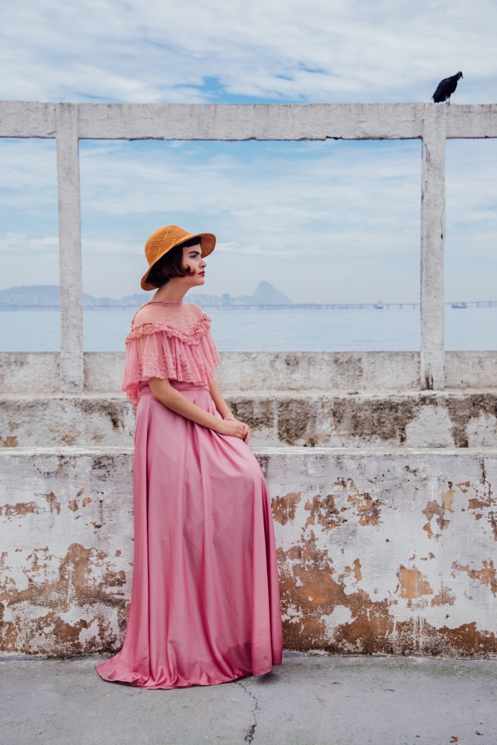 idée comment s'habiller pour vacances mer avec une robe de plage longue de nuances roses et capeline camel