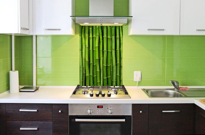 carrelage de cuisine pour crédence avec grande plaques vert pomme et fond de hotte bambou