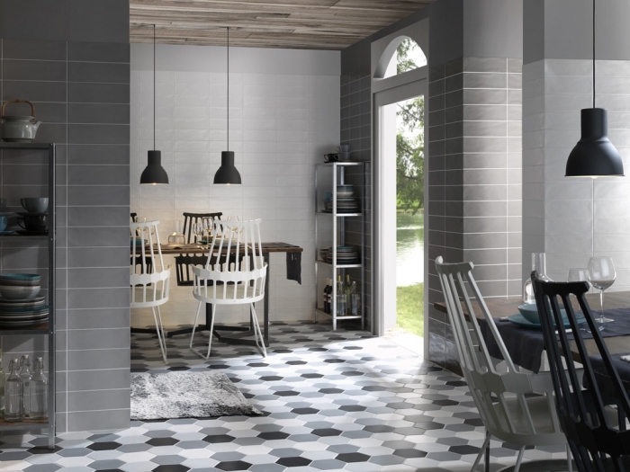 cuisine et salle à manger aux murs blanc et gris avec plafond en bois foncé et revêtement de sol au carrelage design géométrique 