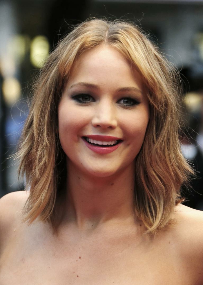 carré long plongeant, Jennifer Lawrence avec une coiffure mi-longue destructurée et décoiffée