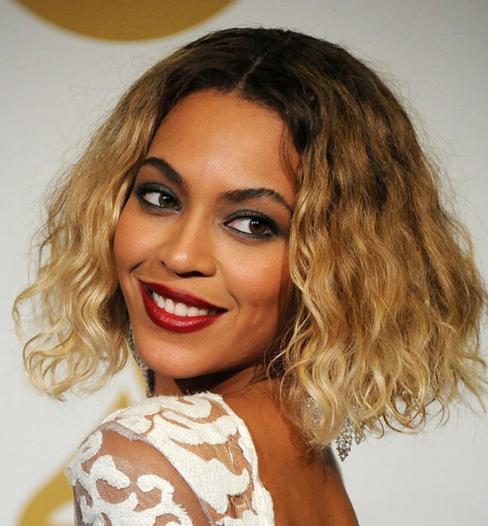 le carré plongeant de Beyoncée, cheveux naturellement bouclés, carré plongeant bouclé