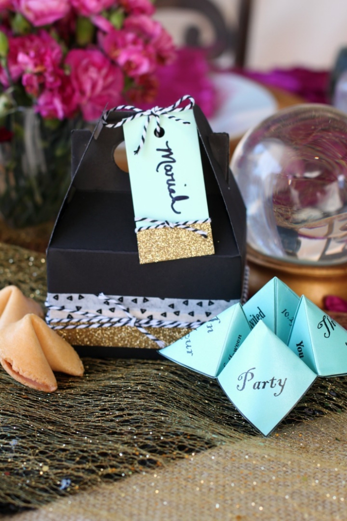une façon amusante et originale d'inviter ses amis à une soirée, une carte d'invitation en origami cocotte 