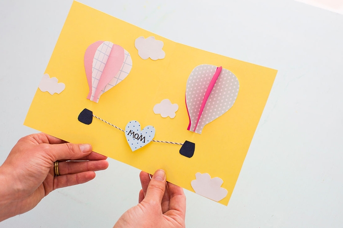 une carte de voeux pop-up spécial fête des mères décorée avec des montgolfières en papier