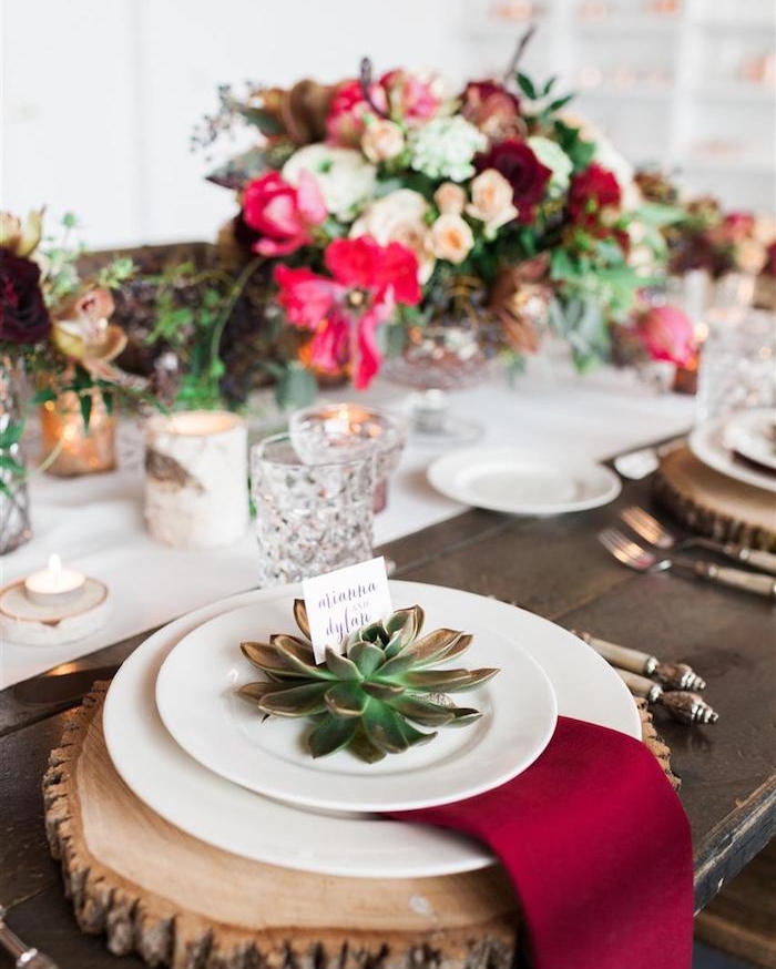 décoration de table pas cher en succulent qui porte une etiquette en guise de marque place sur un rondin bois, centre de table en bouquet de fleurs