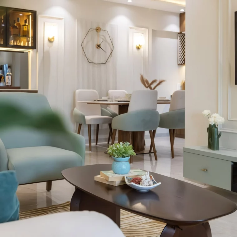 chaises blanc et vert table a manger bois clair horloge minimaliste fer