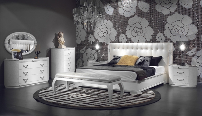 aménagement de chambre adulte en couleurs neutres et design luxueux avec lustre en cristaux et meubles blancs