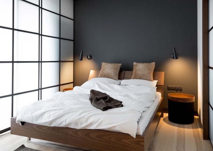 comment séparer la pièce à coucher du salon avec une séparation vitrage et noir mate, ambiance chaleureuse avec mur gris et parquet bois clair