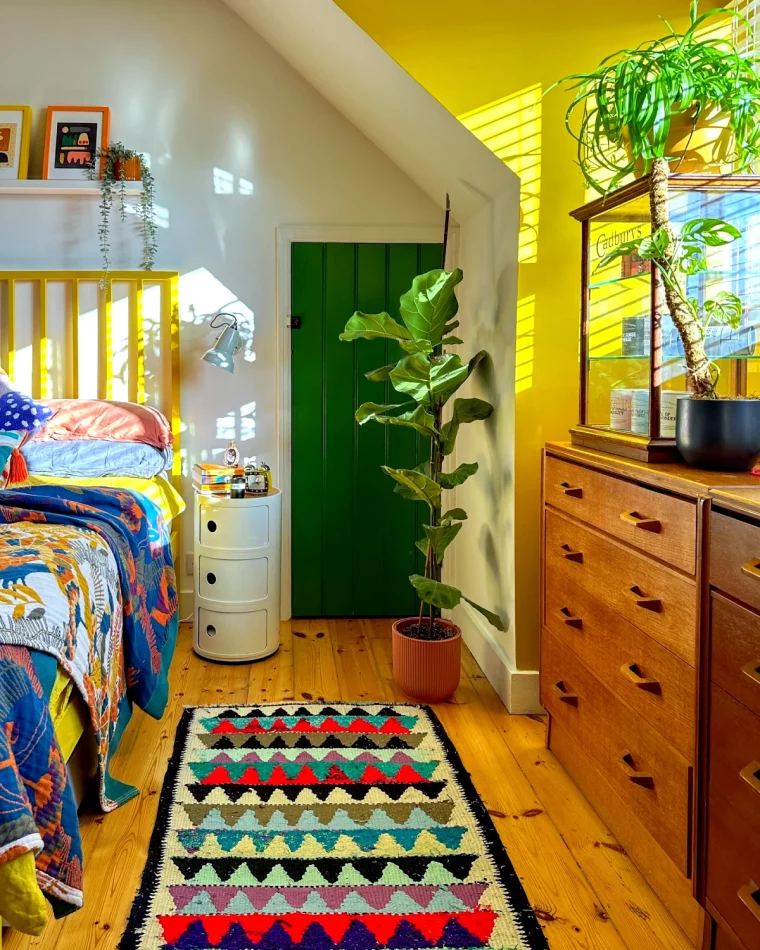 chambre a coucher tres colore jaune plantes vertes