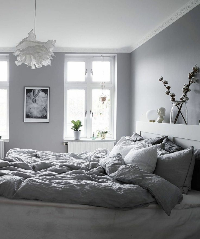 chambre à coucher esprit scandinave, plafonnier blanc en papier, tête de lit blanche avec place de rangement 