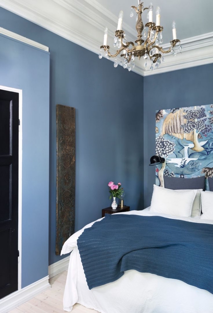 une chambre à coucher bleu marine au look vintage avec une tete de lit papier peint exotique à motifs japonais traditionnels