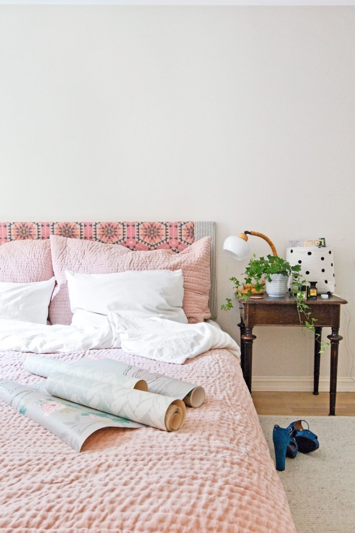 comment relooker une chambre à coucher avec un petit budget, une tete de lit diy relookée avec du papier peint rose à motif graphique