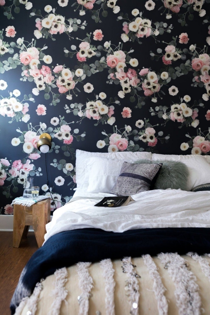 un mur d'accent habillé de papier peint à motifs forts pour une ambiance déco dans la chambre à coucher, comment faire une tete de lit en papier peint