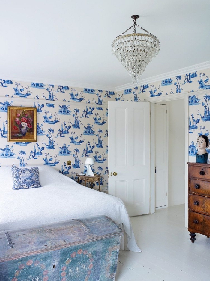 ambiance sereine dans une chambre à coucher au look d'antan avec du papier peint tete de lit à motifs chinois