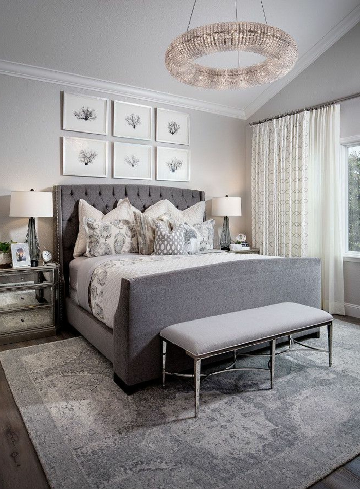 chambre à coucher adulte moderne, banquette de lit grise, plafonnier original, cadres décoratifs, tapis gris