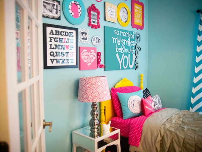 ikea chambre fille, chambre fille ado, murs en bleu pastel, panneaux décoratifs et tableaux sur le mur au-dessus du lit, rideaux a rayures bleu pastel et blanc