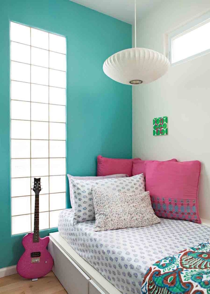 chambre fille avec peinture de mur blanc et turquoise et accessoires roses