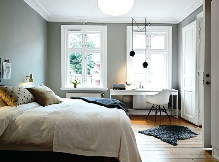 bureau et chaise blancs dans une chambre au décor scandinave, plafond blanc, murs gris