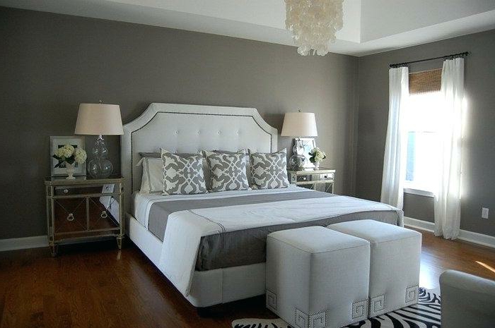 décoration chambre adulte moderne, grand lit en gris et blanc, tabourets cubes, tapis zèbre