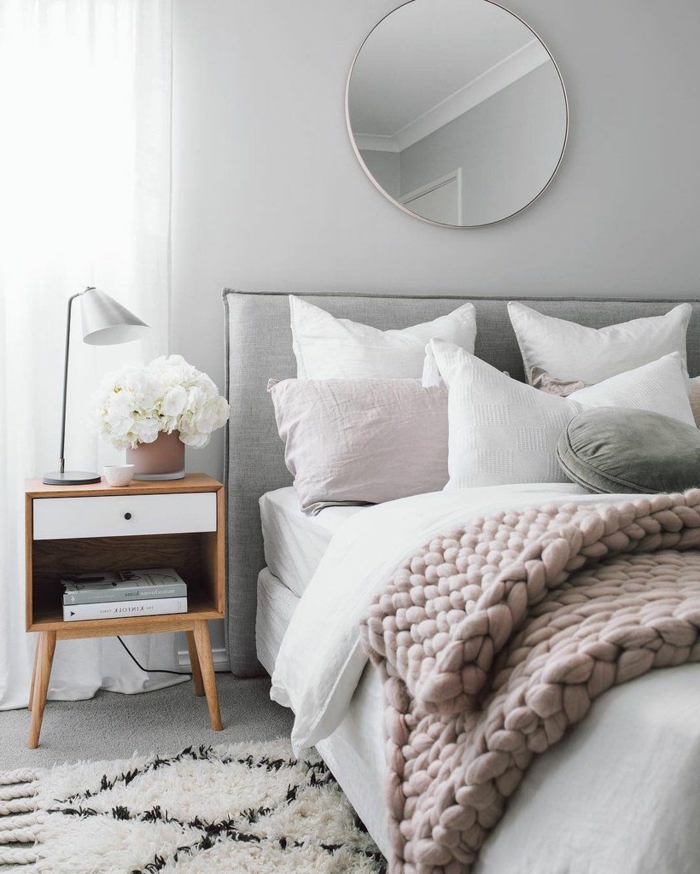 décorer la chambre blanche et grise en style scandinave, miroir rond, chevet en bois, tete de lit grise