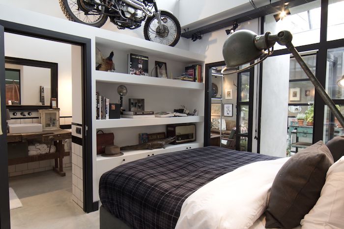 idée comment décorer une chambre style industriel avec linge de lit gris et blanc, étagères blanches industrielles, moto décorative