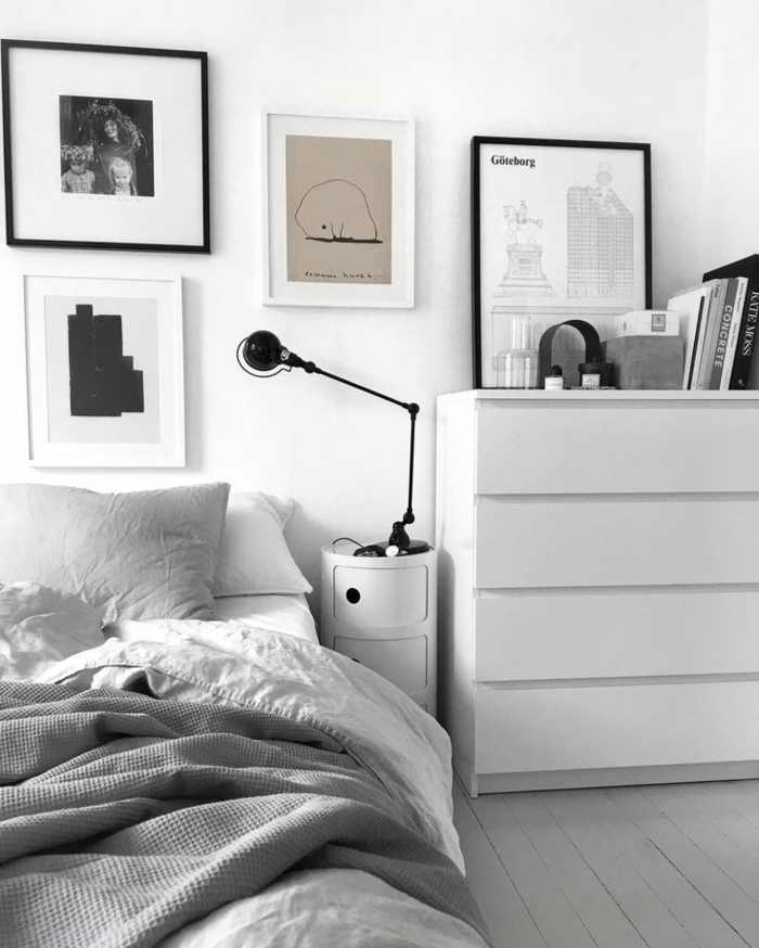 deco chambre moderne, grand meuble de rangement blanc, petit chevet blanc et lampe jielde, peintures encadrées