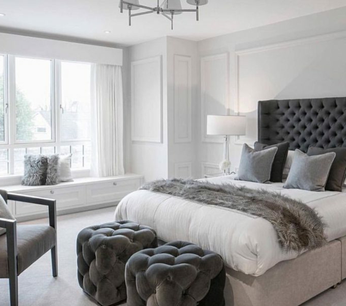 deco chambre moderne, deux tabourets capitonnés, tete de lit grise, chaise grise, peinture gris pâle