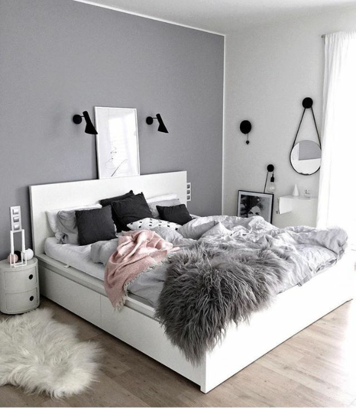 chambre en gris et rose pastel, miroir rond, lampes noires, tete de lit blanche