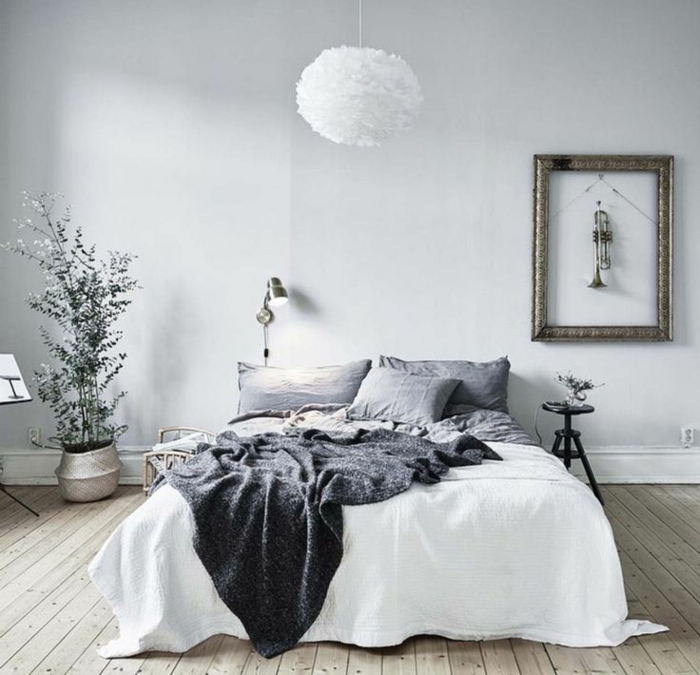 style d'équipement simple et élégant pour la chambre à coucher, plafonnier blanc et rond, jeté de lit gris