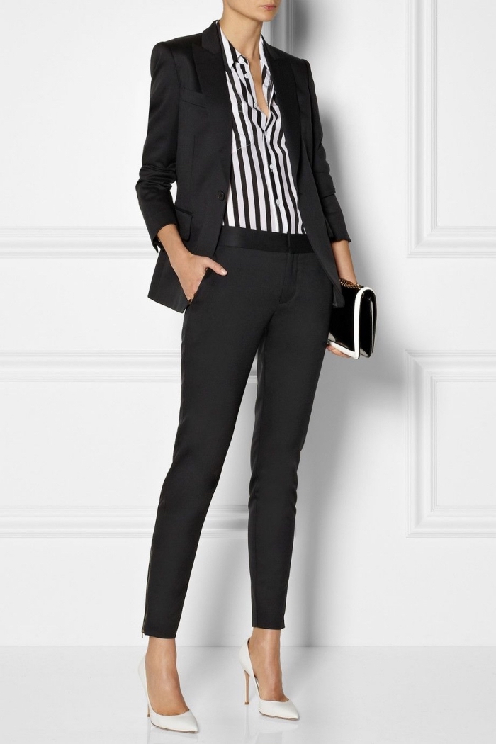 modèle de tailleur femme chic à design slim de couleur noir à combiner avec chemise rayée en blanc et noir