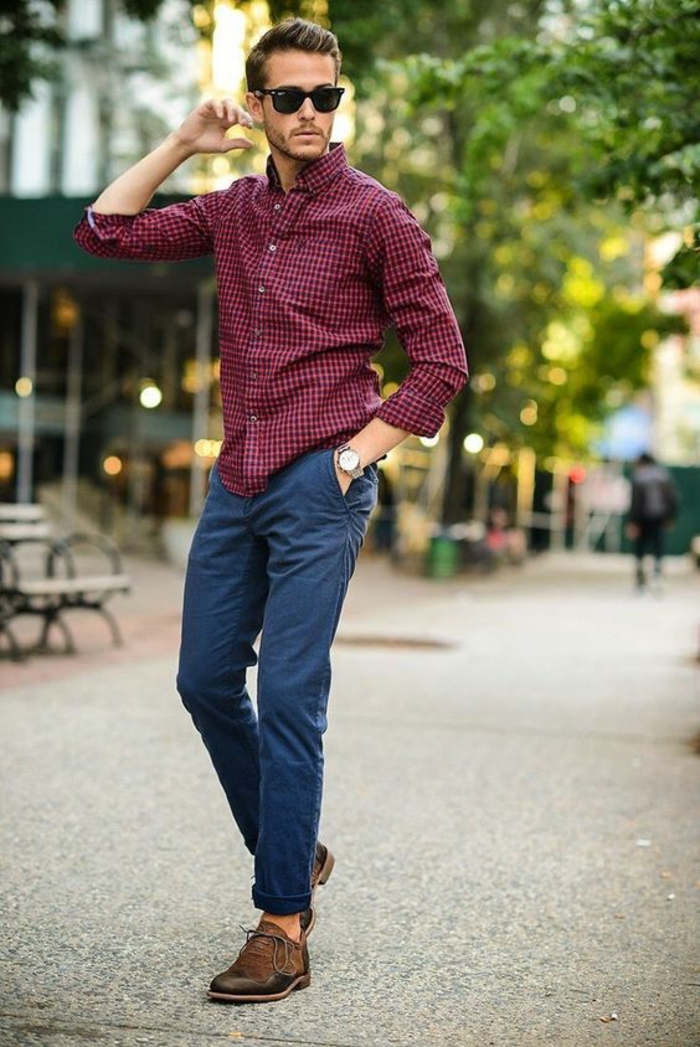 vetement pour homme en style élégant décontracté, pantalon bleu et chemise a carreaux en rouge et bleu, chaussures a lacets marrons 