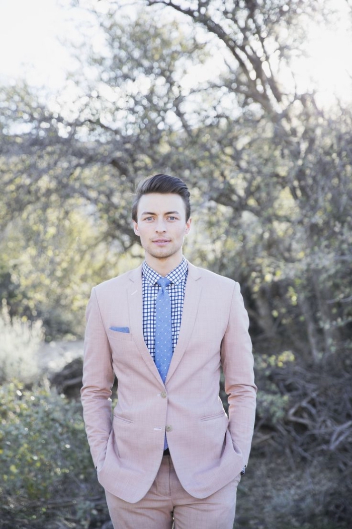 vision chic et décontractée en costume rose pastel avec chemise à carreaux bleus et cravate bleu pastel à pois, costume homme pas cher
