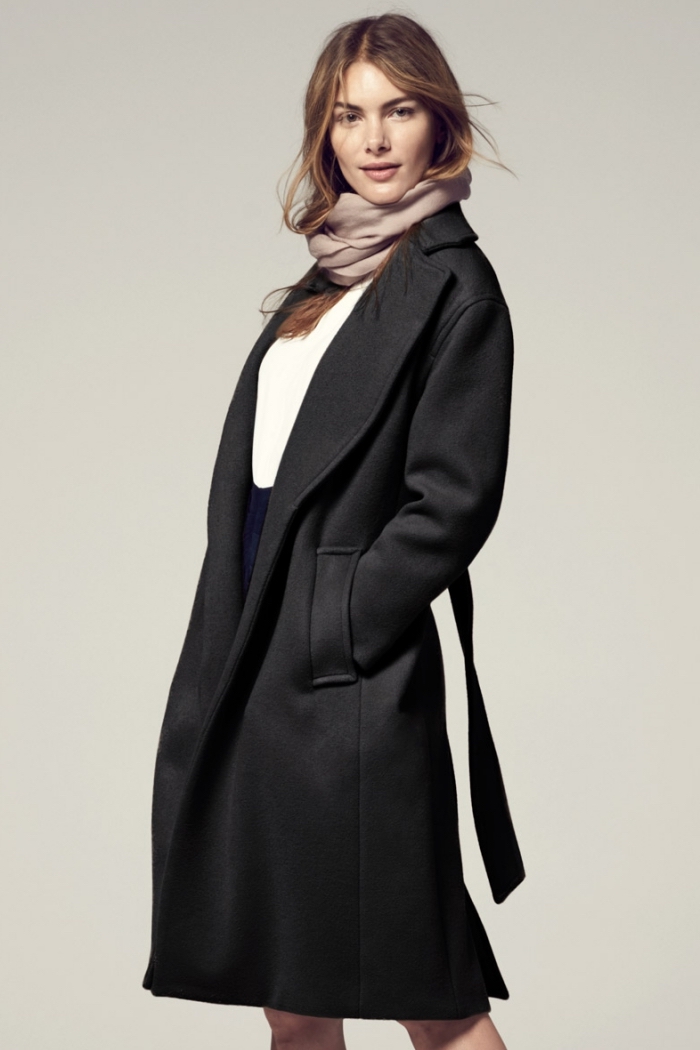 idées comment s'habiller pour interview en hiver, modèle de jupe noire à taille haute combinée avec top blanc et manteau noir