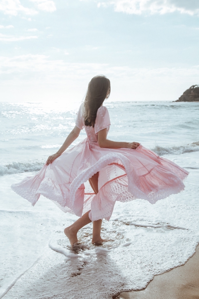 exemple de robe princesse de plage longue avec manches courtes à design fluide et de couleur rose pastel