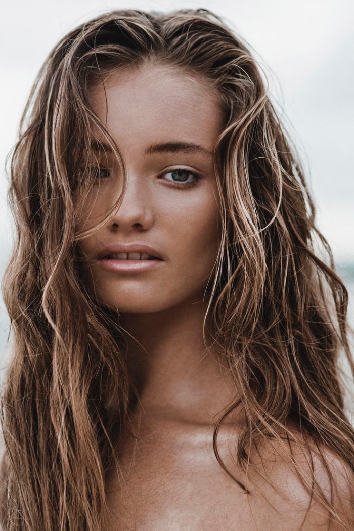 coiffure de cheveux pour plage avec maquillage nude, couleur de cheveux châtain foncé avec mèches éclaircies